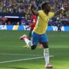 Raphinha, Vini Jr. e Douglas Santos se destacam nos números da estreia