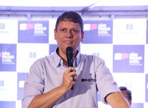 tarcisio-de-freitas-rompe-o-silencio-sobre-pre-candidatura-de-flavio-bolsonaro