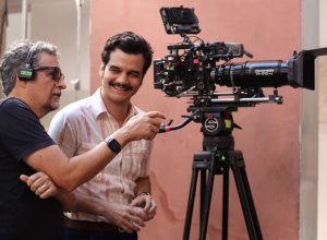 wagner-moura-e-kleber-mendonca-filho-gravam-video-para-agradecer-apoio-de-brasileiros-a-‘o-agente-secreto’