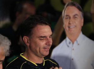 flavio-bolsonaro-passa-a-ocupar-a-cadeira-do-pai-na-sede-do-pl-para-comandar-pre-campanha