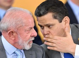 lula-critica-moraes-em-publico-e-blinda-aos-cochichos