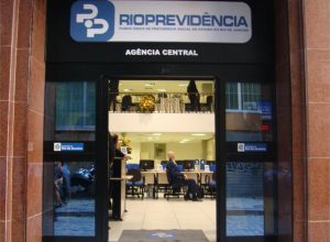 couto-sanciona-lei-para-blindar-rioprevidencia-apos-injecao-de-r$-1-bilhao-no-banco-master
