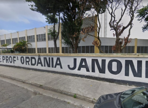 aluno-e-obrigado-a-ficar-nu-por-suspeita-de-portar-cigarro-eletronico-em-escola-da-grande-sp